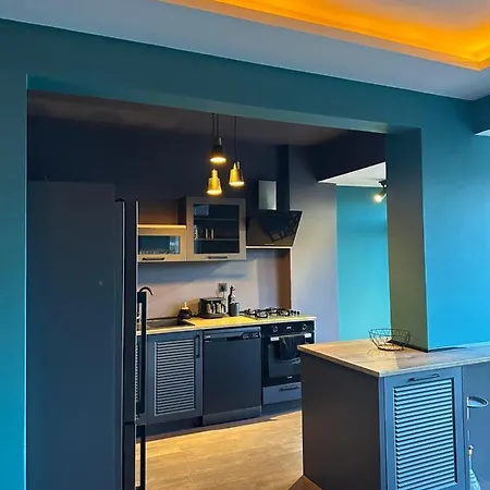 Black House Apartment *