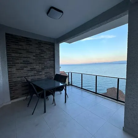 Black House Apartment